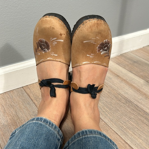 Painted Floral Leather Front Tie Clogs w black sole size 40 US 9 - Picture 3 of 17